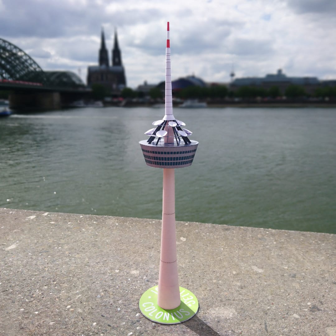 Der Kölner Fernmeldeturm Colonius als Papiermodell.