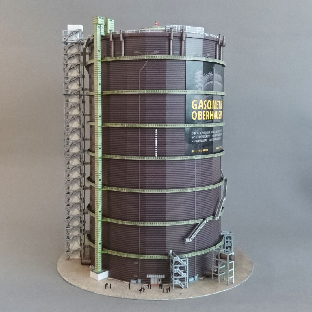 Der Gasometer Oberhausen als Papiermodell im Maßstab 1:500.