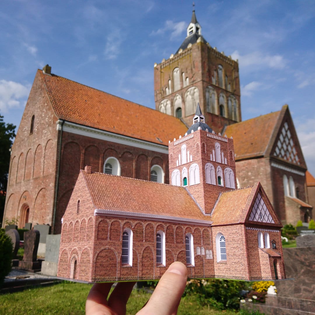 Die Pilsumer Kreuzkirche als Papiermodell im Maßstab 1:160.