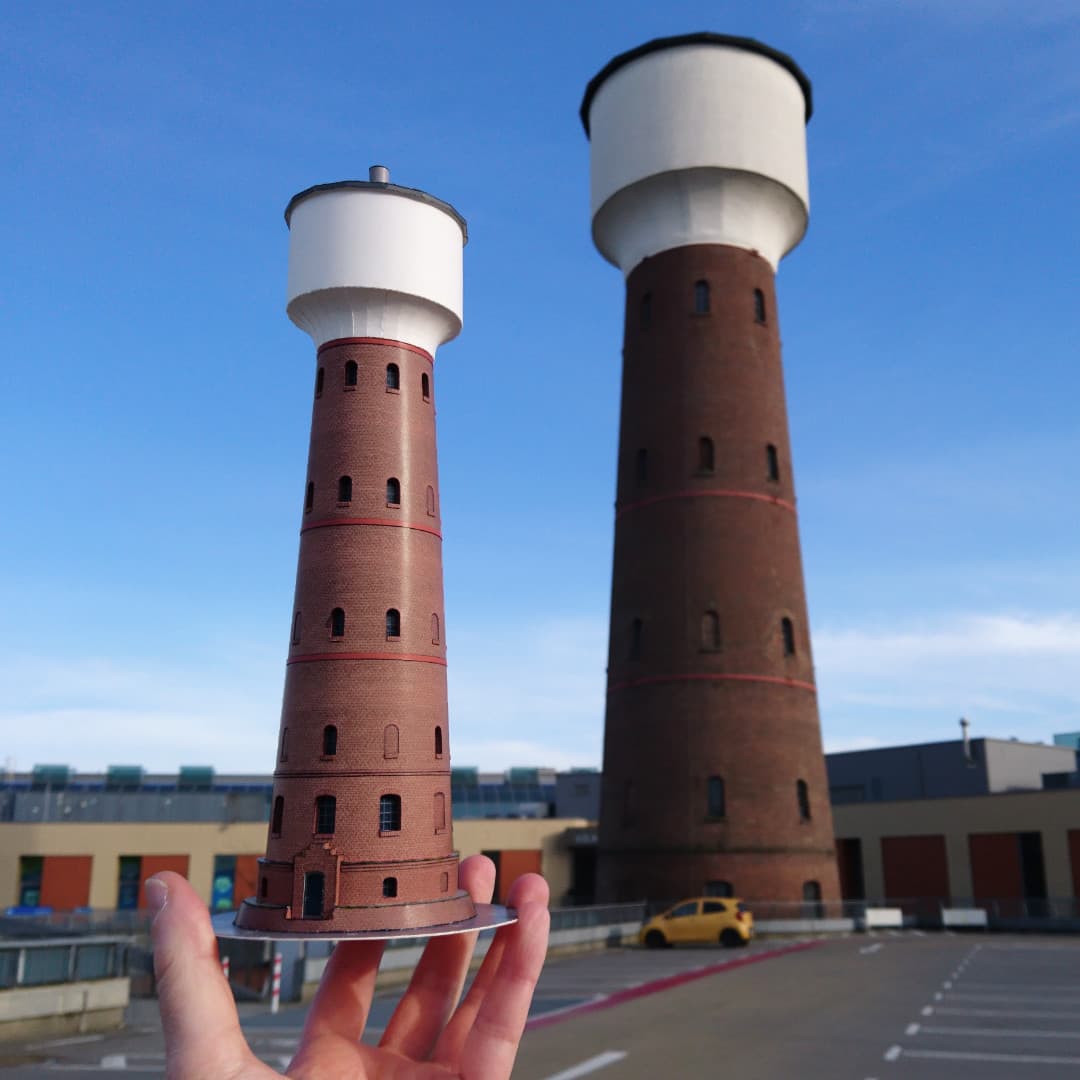 Der Wasserturm im Kölner Stadtteil Kalk als Papiermodell im Maßstab 1:160.